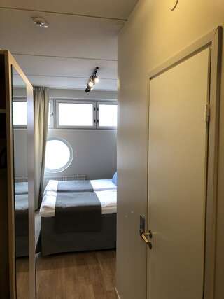 Отель Pilot Airport Hotel Вантаа Стандартный двухместный номер с 2 отдельными кроватями-2