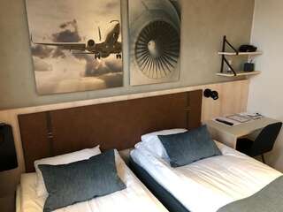 Отель Pilot Airport Hotel Вантаа Стандартный двухместный номер с 2 отдельными кроватями-5
